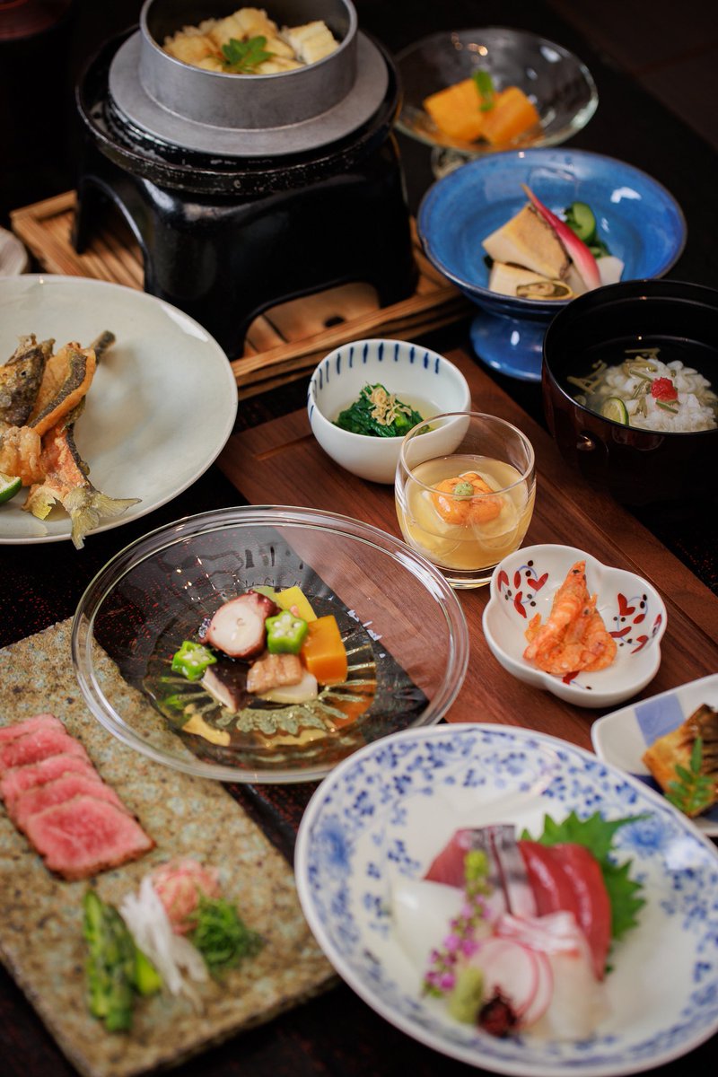 okuyama09011's tweet photo. 『夏のおまかせコース』
＊ 鰻・鱧・鮎などが入る季節料理
・お付き出し・鱧のお吸い物
・お造り盛り・夏野菜と蛸のジュレ
・松阪牛たたき・鮎唐揚げ・蒸し鮑酒蒸し・鰻釜飯・甘味
★ 上記が10500円のコース内容となります。
#料理屋おくやま #おくやま #伊勢神宮#おかげ横丁 #猿田彦神社 https://t.co/A8fyVhWyzi