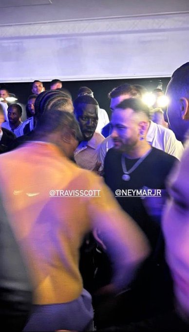 njdmarlon's tweet photo. O Travis Scott sacudindo o Neymar kkkkkkkkkkkkkkkkkkkkkk https://t.co/uSakpYyofc