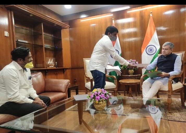 VishalS38617301's tweet photo. 19 मई को रेलवे बोर्ड के मीटिंग में में GM POWER से रेलवे अप्रेंटिस के सीधी भर्ती का आदेश 2 week में जारी करने का रेलवे अप्रेंटिस को आश्वासन दिया गया था आज 10 दिन हो गया अभी कोई आदेश नहीं आया 🙏😭 महोदय 
@AshwiniVaishnaw
@RailMinIndia
@DoPTGoI
#GiveDirectJob4Ccaa
#GmPower_4CCAA https://t.co/ZamVU0yutC