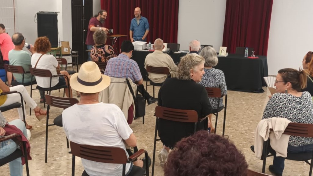 KalandrakaEdit's tweet photo. La Biblioteca de #Salobreña ha acogido la presentación del libro #LaCuidadoraDePalabras vida de #MariaMoliner -ilustrado por Virginia Ogalla- con el autor #AlejandroPedregosa
Gracias a @1616Books por el apoyo y al @IES_Med por el encuentro con alumnado
📖https://t.co/ogyioYREEF https://t.co/gxUX6e9Xco
