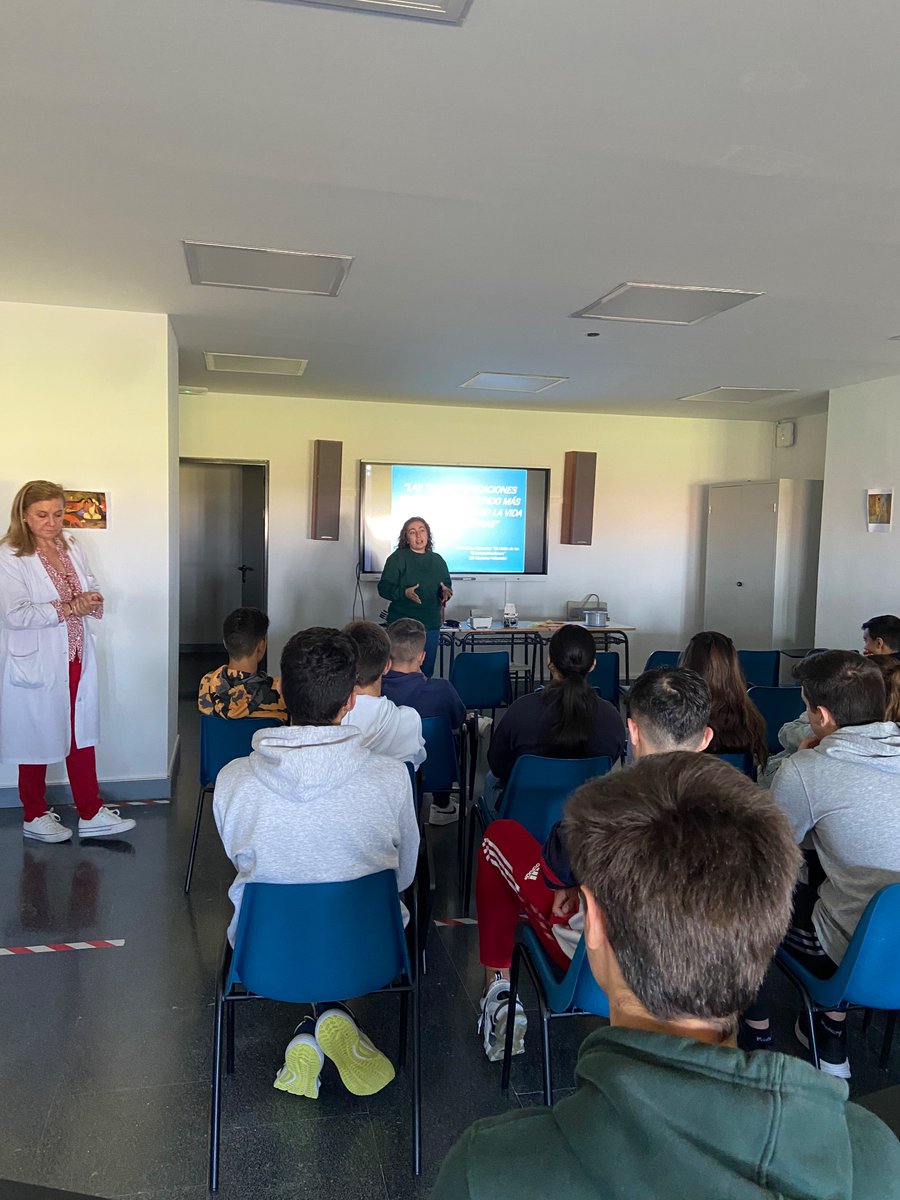 Noe_Merayo's tweet photo. Hoy finalizamos la V Edición del Proyecto InGenias #Ingenias, para incentivar vocaciones tecnológicas entre jóvenes de secundaria. Hemos  visitado Portillo, La Cistérniga, Cigales y  Mojados. Gracias a todos y a las instituciones que nos apoyan. @Dip_Va @ETSIT_UVa @PC_UVa @UVa_es https://t.co/ctz6Dhn0RX