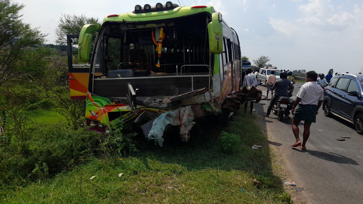 LMiltonTOI's tweet photo. Pilgrimage turned tragic to Ballari residents. Nine of the twelve of one family, who were on a pilgrimage, died on spot in the raod accident  near Kurbur, Mysuru. The accident happened on a connecting road to #NH766 . Their vehicle rammed into on coming private bus https://t.co/bgVxIuQoPN