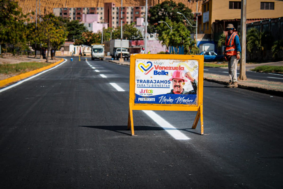 carolina millan (@carolin93147910) on Twitter photo #UniónSuramericana Brigadistas del @Saves ejecutan labores de demarcación vial en los diferentes tramos viales de la entidad sucrense. @GPintoVzla <a href="/NicolasMaduro/">Nicolás Maduro</a> #UniónSuramericana Brigadistas del @Saves ejecutan labores de demarcación vial en los diferentes tramos viales de la entidad sucrense. @GPintoVzla <a href="/NicolasMaduro/">Nicolás Maduro</a>