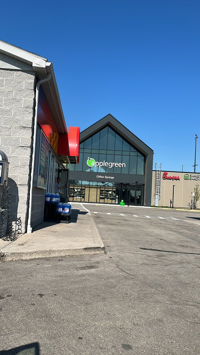 milkyways28's tweet photo. Shake was closed at this location while the others were open… wish there are more options while driving through way https://t.co/NrsADKS4ll