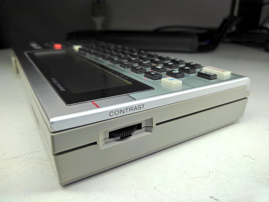 toshitada1973's tweet photo. PB系でゴツいポケコンと言えばPB-700と770かな。でっかい画面、たくさんのスロット、何でもできそうな気がするよ。さらっとまとまったデザインもいいね!
#PB770 https://t.co/Ip1XnKwsDa