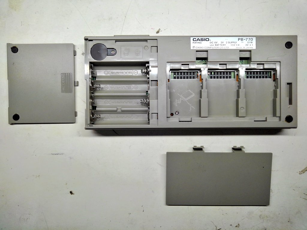 toshitada1973's tweet photo. PB系でゴツいポケコンと言えばPB-700と770かな。でっかい画面、たくさんのスロット、何でもできそうな気がするよ。さらっとまとまったデザインもいいね!
#PB770 https://t.co/Ip1XnKwsDa