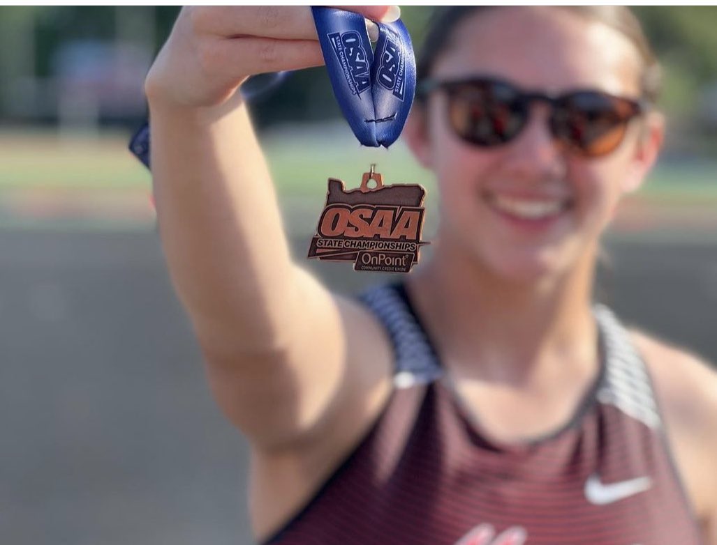 Congrats to the Vikings’ new state medalist, pole vaulter Mariko Sonis!!!! She set a new school record at 10’!!! Yesssssss! Great job, Mariko!!! 🏅