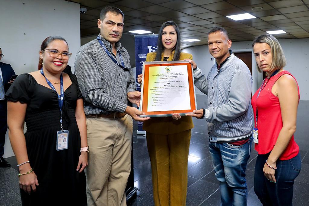 GladysTSJ's tweet photo. Presidenta del TSJ reconoce la ardua y fundamental labor de las y los trabajadores tribunalicios https://t.co/Mnb6RcipYB

#29May
#TSJAvanza https://t.co/JXqtW0yVso