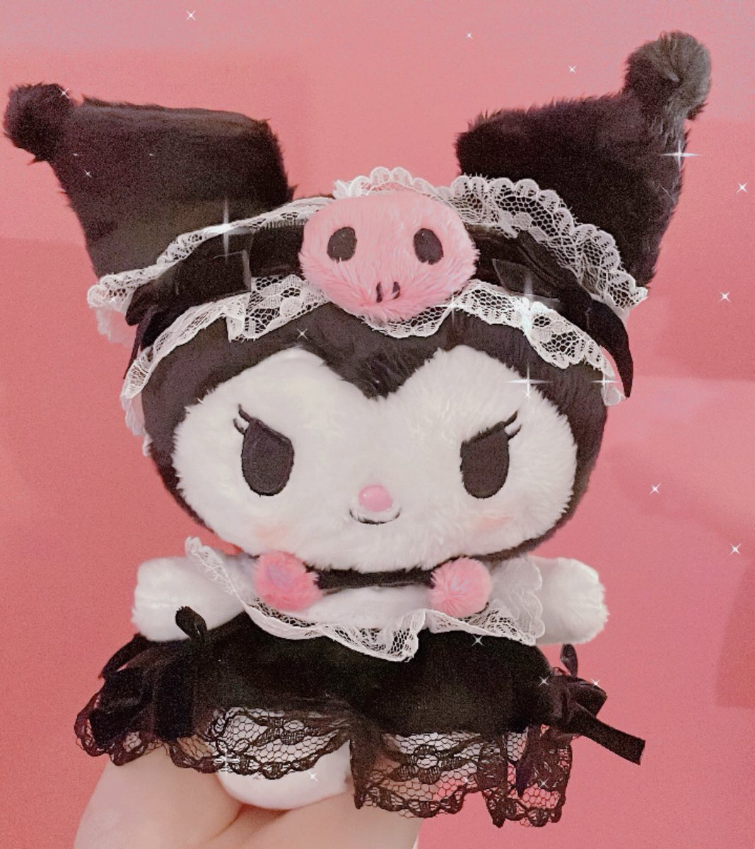teteonlaptop's tweet photo. 🖤🎀Kuromi Gothic Dress style 🎀🖤

どうしても欲しくてLAから取り寄せたゴシックロリータクロミちゃん💗

洋服はロリなんだけど、お顔は昔ながらのシンプルで、お鼻がちゃんとボタンなのがパーフェクト💗

とってもお気に入りのクロミちゃんです💗

#kuromi #sanrio #japanla #クロミ #クロミちゃん https://t.co/g7vGz2G764
