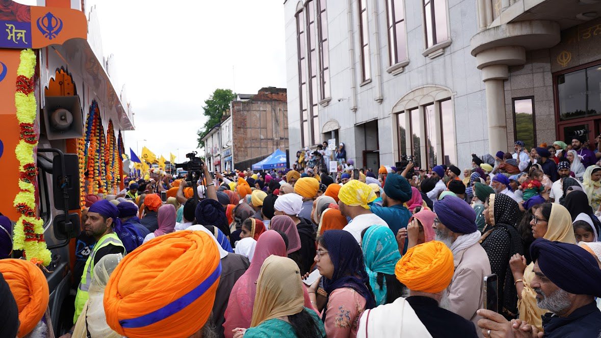 GNGSmethwick's tweet photo. Some snaps from outside the Gurdwara Sahib when the Sadh Sangat and management committee welcomed the Nagar Kirtan to Guru Nanak Gurdwara Smethwick. https://t.co/us49jXNDNB