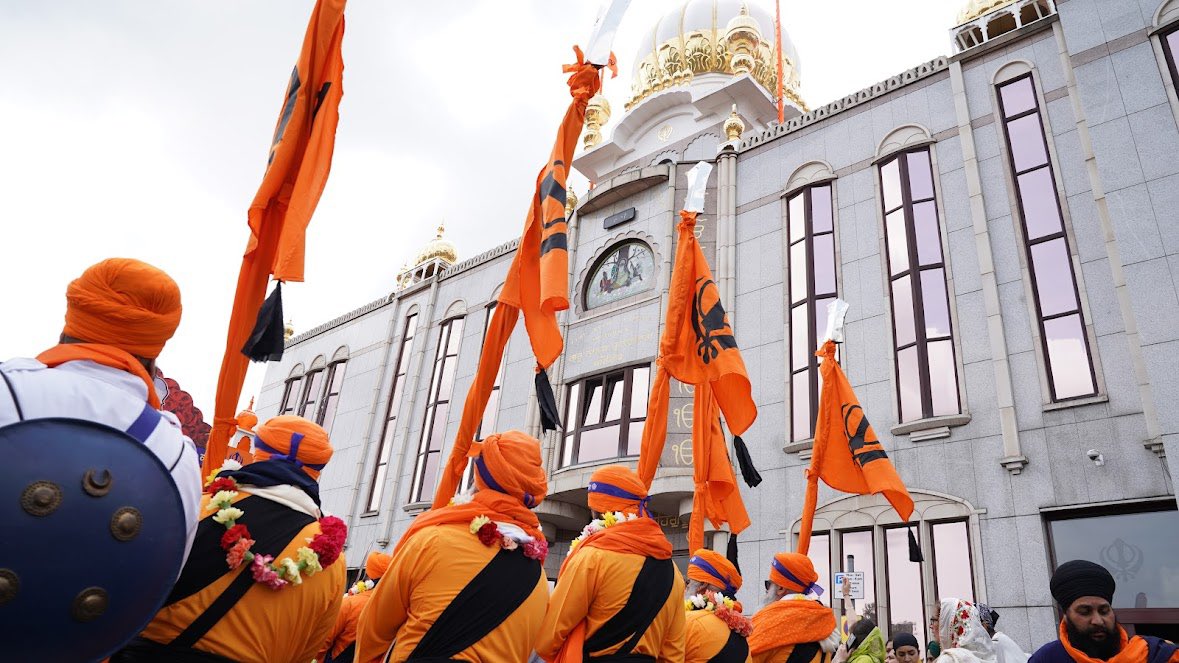 GNGSmethwick's tweet photo. Some snaps from outside the Gurdwara Sahib when the Sadh Sangat and management committee welcomed the Nagar Kirtan to Guru Nanak Gurdwara Smethwick. https://t.co/us49jXNDNB