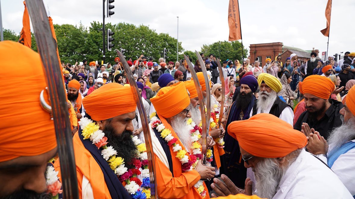 GNGSmethwick's tweet photo. Some snaps from outside the Gurdwara Sahib when the Sadh Sangat and management committee welcomed the Nagar Kirtan to Guru Nanak Gurdwara Smethwick. https://t.co/us49jXNDNB
