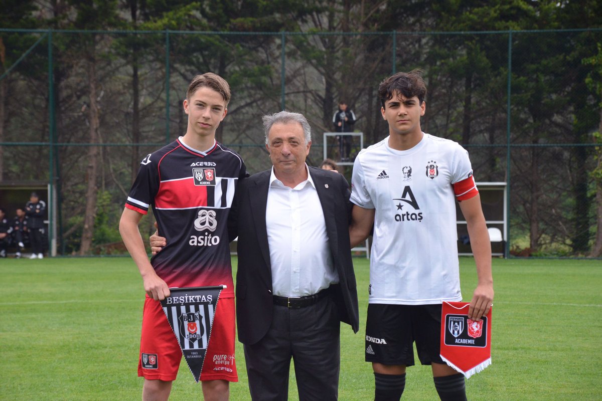 BJK Nevzat Demir Tesisleri’ndeki Futbol Akademimize Ait Sahanın Açılış Töreni Yapıldı

🔗 bjk.com.tr/tr/haber/86341