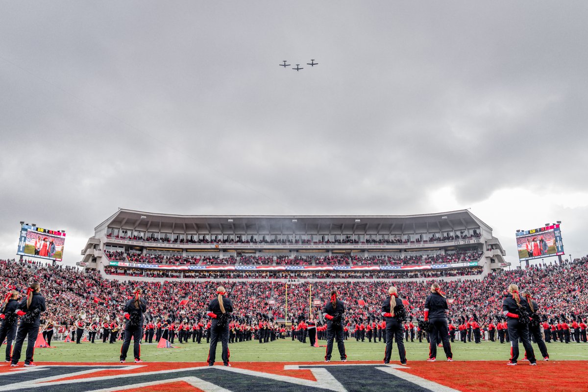OleMissFB's tweet photo. Today and every day, we remember those who made the ultimate sacrifice for our country 🇺🇸

#MemorialDay https://t.co/owlDF60BJe