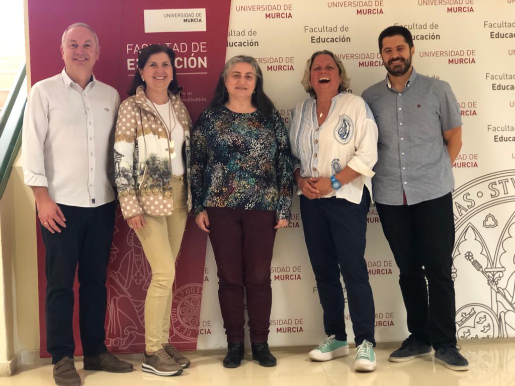 ProfDiCrone's tweet photo. So whilst today is a bank holiday in the UK here in 🇪🇦 it is not.... so off I go to @internacionalUM @UMU to meet @Mjbazaco and #BegoñaAlfagemeGonzález  Dean of Educación, 
#JuanAntonioSolisBecerra
ViceDean Int. Relacions y
#AlbertoGómezGómezMármol ¡un placer para conoceros! 😊 https://t.co/JmpjHefWrp