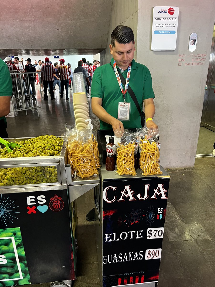 ChuyNavarro's tweet photo. Atención @Chivas @Trafico_ZMG el día de ayer, en la final, está persona que trabaja en el interior del @EstadioAKRON vendía las Guasanas a $100 pesos cuando claramente están anunciadas a $90 pesos, embolsándose $10 pesos de cada venta. https://t.co/soUYuBXRGf