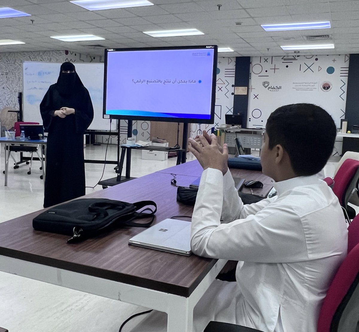 صور من دورة #الطباعة_ثلاثية_الأبعاد  للناشئين ضمن البرامج المقامة بالتعاون مع #أكاديمية_طويق التي أقيمت على مدى (5) أيام بمركز المعرفة والإبداع، حيث يتعلم الناشئ مفهوم التصنيع الرقمي و استخدام الطباعة ثلاثية الأبعاد لتصنيع مواد أولية مع فهم مبادئ الرسم الهندسي والتصميم الميكانيكي