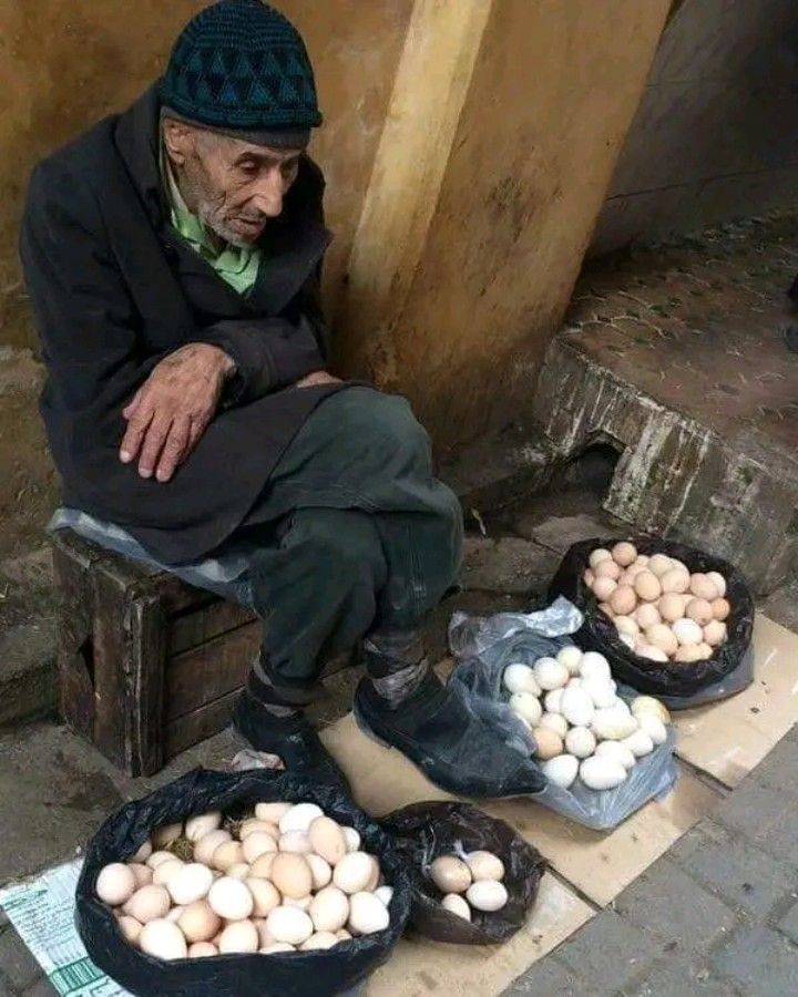 rafaraujocn's tweet photo. Ela perguntou: "Quanto você está vendendo os ovos?"
O velho vendedor respondeu: 0.50 €/ - um ovo, Senhora".
Ela disse: "Vou levar 6 ovos por 2.50€- ou vou embora".
O velho vendedor respondeu: "Venha levá-los ao preço que você deseja. Pode ser, este é um bom começo porque não consegui vender nem um único ovo hoje ".

Ela pegou os ovos e se afastou sentindo que ganhou. Ela entrou em seu carro elegante e foi a um restaurante elegante com sua amiga. Lá, ela e sua amiga, pediram o que quiseram . Elas comeram um pouco e deixaram muito do que pediram. Então ela foi pagar a conta. A conta custava 400€ / -. Ela deu 500€ / - e pediu ao proprietário do restaurante para ficar com o troco....

Este incidente pode ter parecido bastante normal ao proprietário, mas muito doloroso para o vendedor de ovos pobre..

O objetivo é,
Por que sempre mostramos que temos o poder quando compramos dos necessitados? E por que ficamos generosos com aqueles que nem precisam de nossa generosidade?

Uma vez eu li em algum lugar:

"Meu pai costumava comprar bens simples de pessoas pobres a preços elevados, mesmo que ele não precisasse deles. Às vezes, ele costumava pagar mais por eles. Fiquei preocupado com este ato e perguntei-lhe por que ele faz isso? Então meu pai respondeu: "É uma caridade embrulhada com dignidade, meu filho".

Eu sei que a maioria de vocês não compartilhará esta mensagem, mas se você achar que as pessoas precisam ver isso, então, espalhe essa mensagem