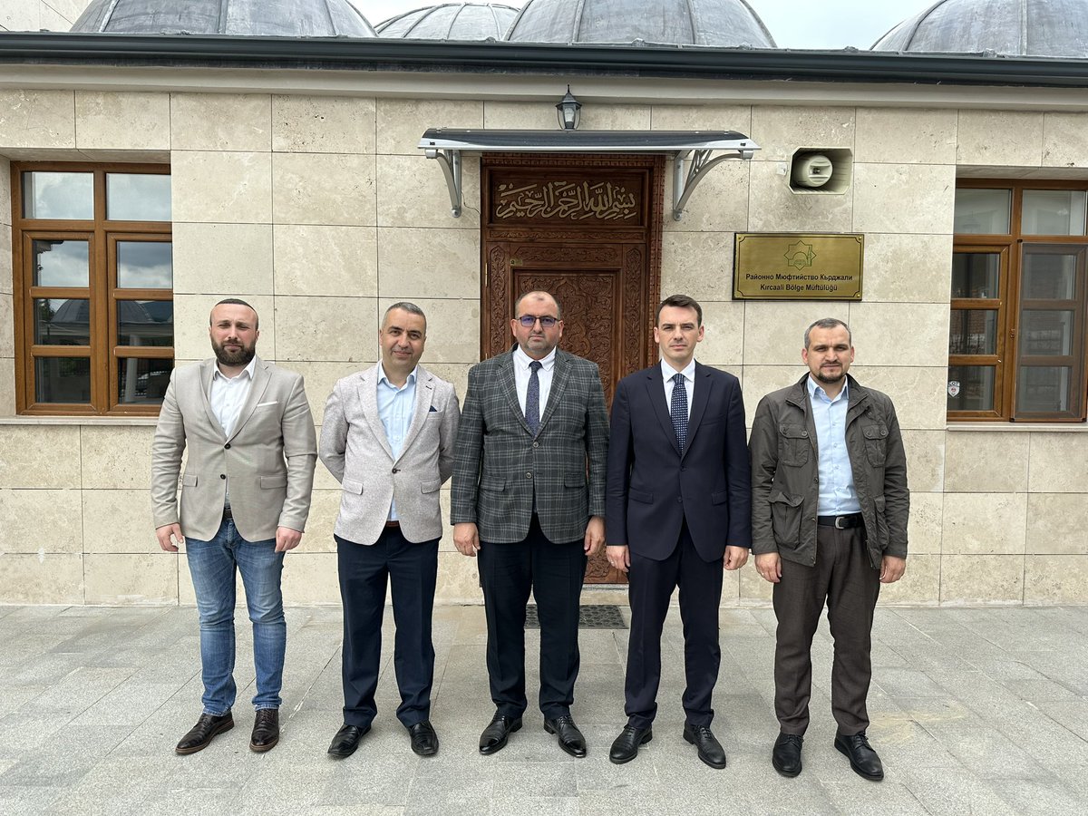 T. C. Sofya Büyükelçiliği Eğitim Müşaviri Mehmet Selim Varınca, Mestanlı İlahiyat Lisesi Müdür Yardimcisi Nurettin Çakır ile beraber Kırcaali Bölge Müftülüğü'nü ziyâret ettiler.

Misafirleri Bölge Müftüsü Basri Eminefendi makamında ağırladı,  faaliyetler hakkında bilgi verdi.