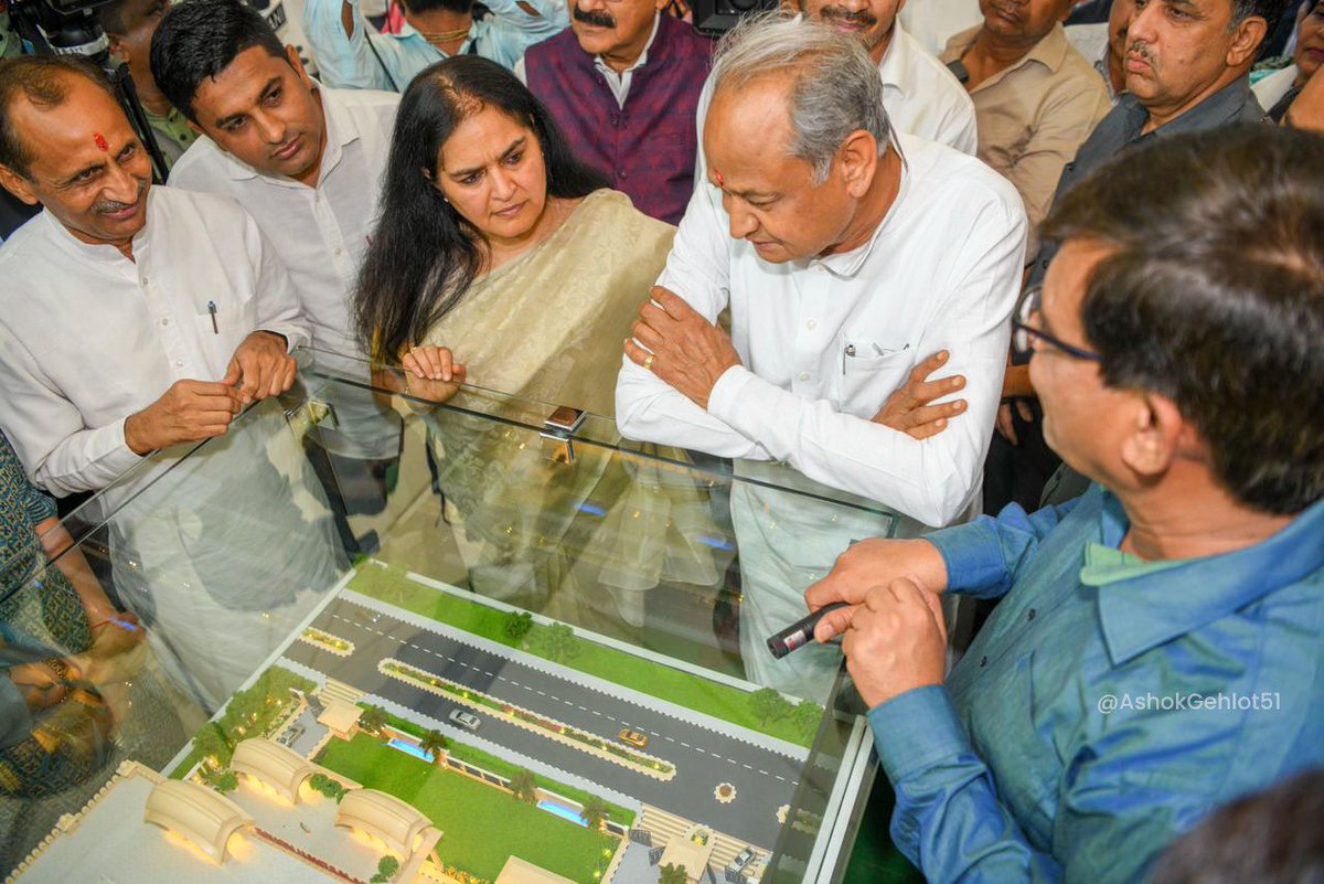 36 साल का खत्म हुआ इंतजार
नया राजस्थान भवन होगा तैयार

साढ़े तीन दशक से अधिक समय के इंतजार के बाद अब दिल्ली में राजस्थान का प्रतीक राजस्थान भवन का पुनर्निर्माण सुनिश्चित किया गया है।

आज इस निर्माण का शिलान्यास कर आगे की कार्य योजना का अवलोकन किया।