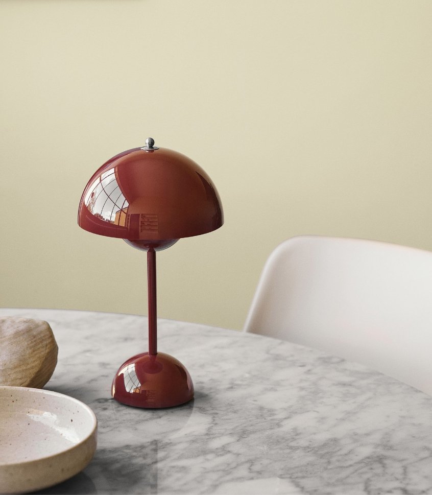 L'iconique Flowerpot Lamp ...  

Dessinée en 1968 par le talentueux designer danois Verner Panton, elle illumine les intérieurs avec style depuis plus de 50 ans 🌟

#Design #FlowerpotLamp #VernerPanton