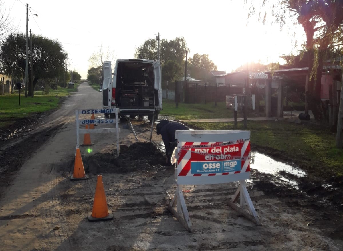 PRENSAOSSE's tweet photo. ▪️ #Agua
Conductos y conexiones en buen estado permiten que los servicios lleguen correctamente al domicilio.
👉En #SJorge (Botana al 2.000) intervenimos una cañería para su mejor prestación.
Mirá el plan de tareas de este lunes⤵️
https://t.co/w3HIQiMEP0
#SomosOSSE https://t.co/z6evZ00VCu