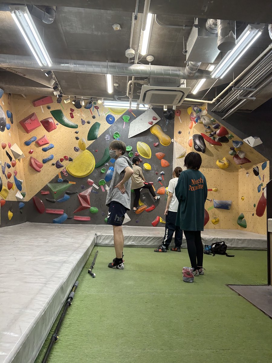 chalten_gcc's tweet image. Chalten として、ベーキャン新宿に初潜入しました！いつもと違うジムや課題に興味津々、その中でもいつものようにわいわいと登ってきました！
後輩もボルダーにだいぶ慣れてきたようです
きっと今日手に入れた会員証は夏頃どこかで役に立つでしょう……笑
#gcc動画