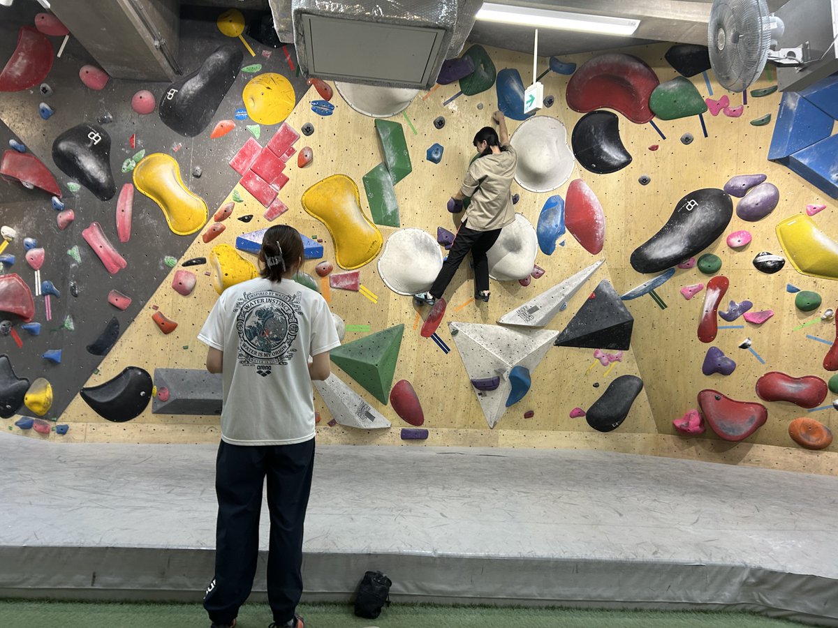 chalten_gcc's tweet image. Chalten として、ベーキャン新宿に初潜入しました！いつもと違うジムや課題に興味津々、その中でもいつものようにわいわいと登ってきました！
後輩もボルダーにだいぶ慣れてきたようです
きっと今日手に入れた会員証は夏頃どこかで役に立つでしょう……笑
#gcc動画