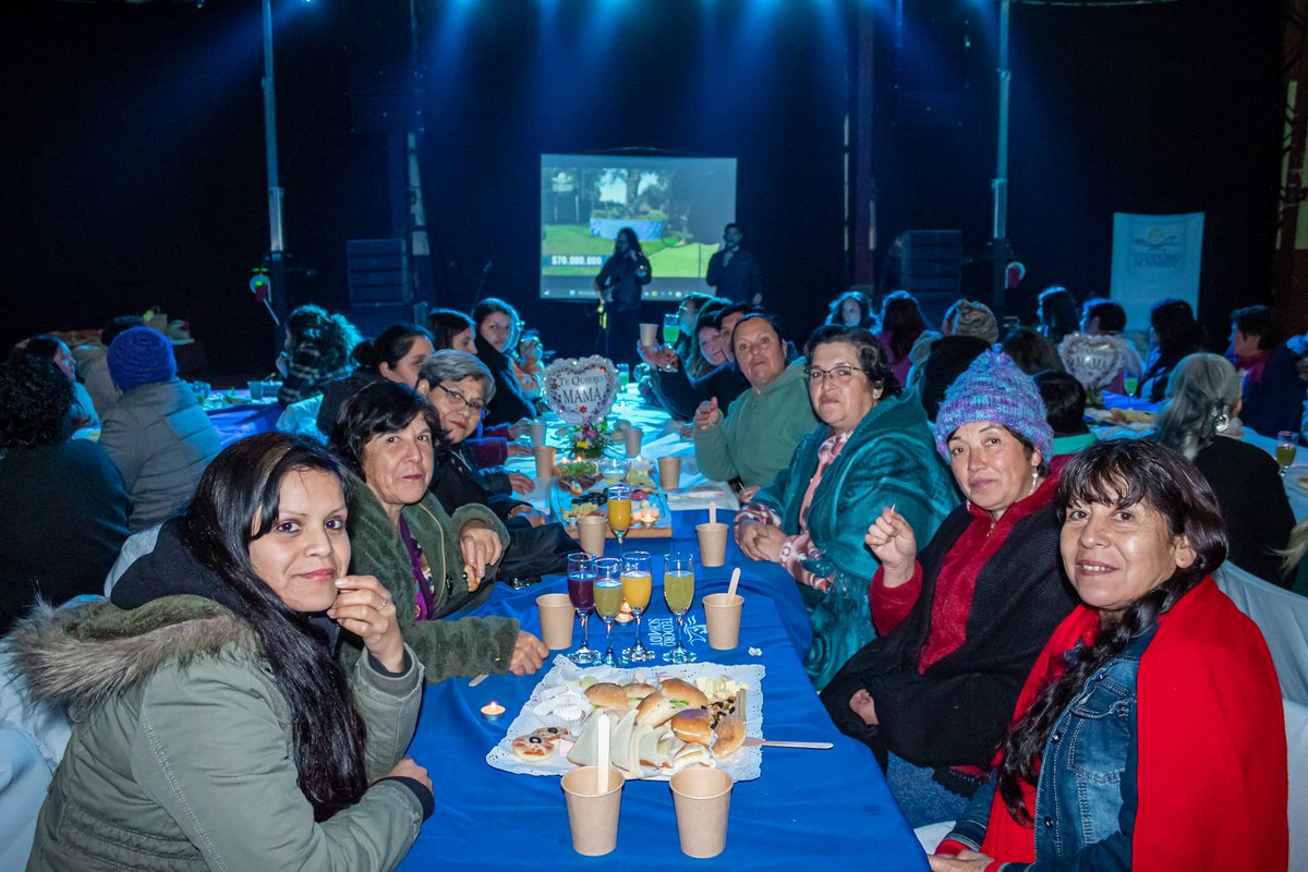Entretenida celebración del día de la Madre en Teodoro Schmidt 
Gracias por la cálida velada a todas las madres que participaron, cantaron y rieron con los artistas invitados.