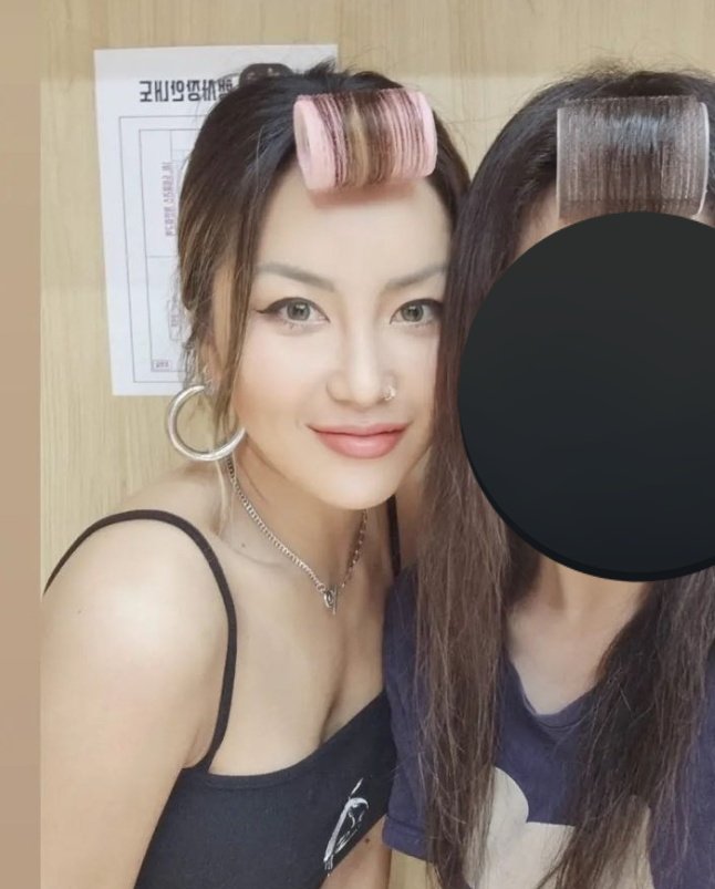 및힌거아님
이혱 앞머리 롤 개귀엽다 진짜...