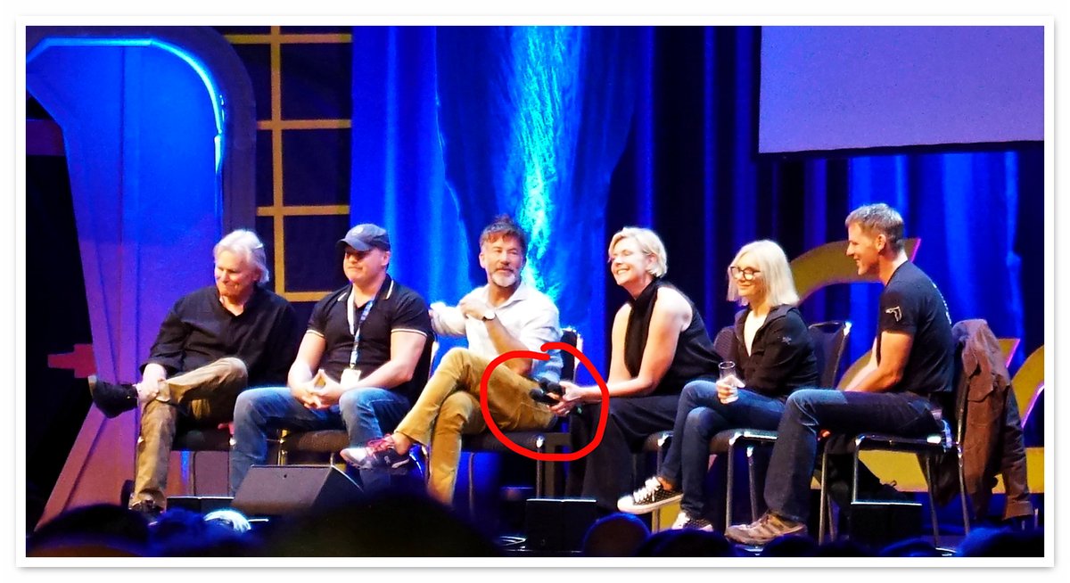 One said he would now ask a technical question, and without words, Amanda was handed all three microphones by the others. #Fedcon #Stargate 😂😂