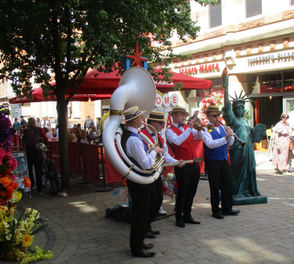 gedeclectic's tweet photo. Manchester Flower Festival Jazz Band

#photography #photographylovers
#photooftheday 
#instagood #instatravel
#travelphotography 
#streetphotography #colorphotography 
#cityphotography 
#manchester #manc #cities 
#urbanphotography 
#flowers #festival #jazz

IG &amp; TW @gedeclectic https://t.co/vEFyprwENd