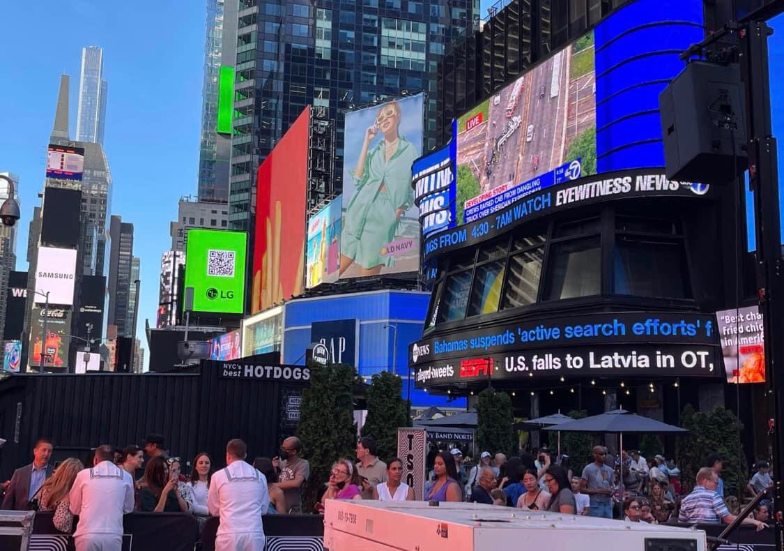 Freakkyyz's tweet photo. Even in Time Square is announcement that LATVIA beat USA in OT !! 💪💪💪🇱🇻🇱🇻🇱🇻
In Wold Championship in Ice Hockey !! https://t.co/3kRbIY74zL