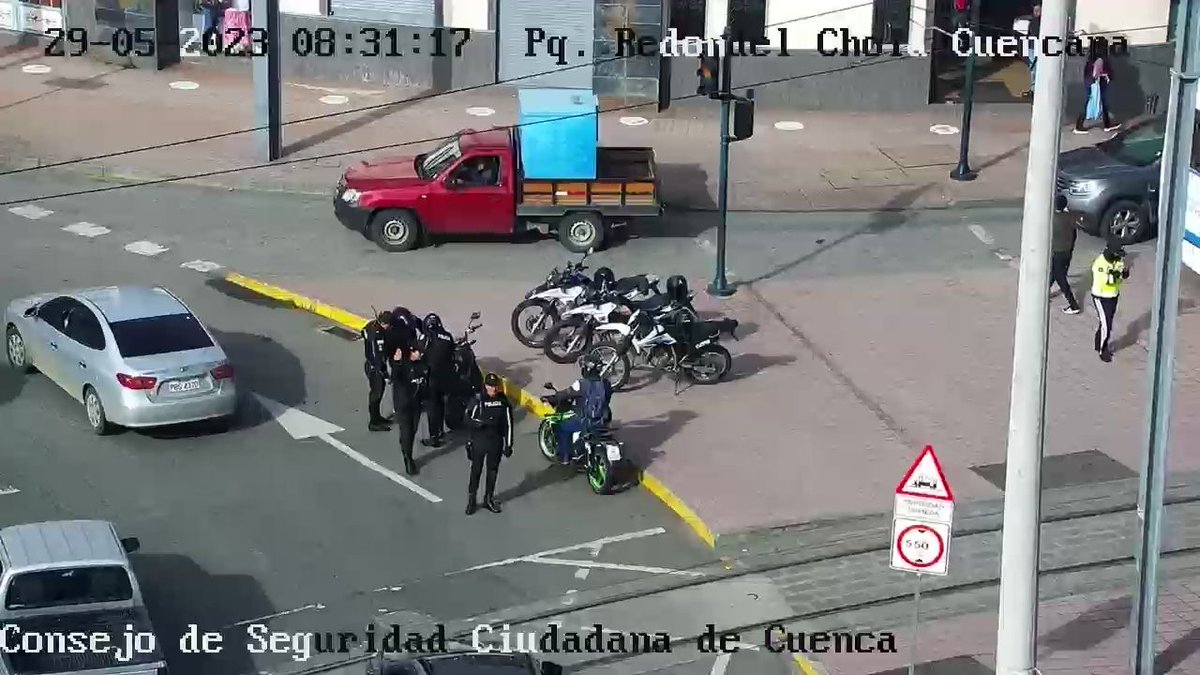 CSC_CUENCA's tweet image. #FelizLunes
Desde la sala de Monitoreo del #CSC, a través de nuestros sistemas de video vigilancia ubicados en diferentes espacios públicos como parques, plazas y orillas de ríos alertamos incidencias para precautelar tu seguridad y la de los tuyos. 
@czamoramatute
@cuevavpablo
