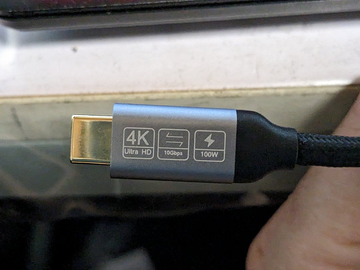 USB-cのコネクタ
全部こんな感じで仕様書いといてくれればいいのに