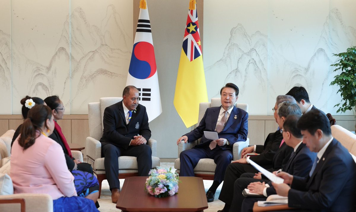 After formalising diplomatic relations earlier in the morning, the Niue Delegation in Seoul, South Korea, sat down with President Yoon Suk Yeoul for bilateral discussions.