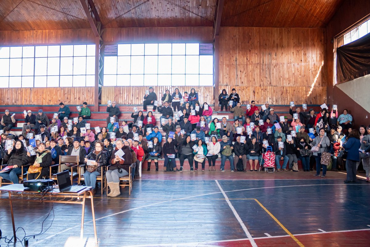 muniteodoro's tweet photo. El equipo de organizaciones comunitarias junto con capacitar sobre el proceso de Concurso de Subvenciones 2023, entregaron las carpetas con las bases, anexos y formulario de rendición a los dirigentes de las distintas organizaciones comunitarias y comunidades indígenas https://t.co/jYQCH53lMt