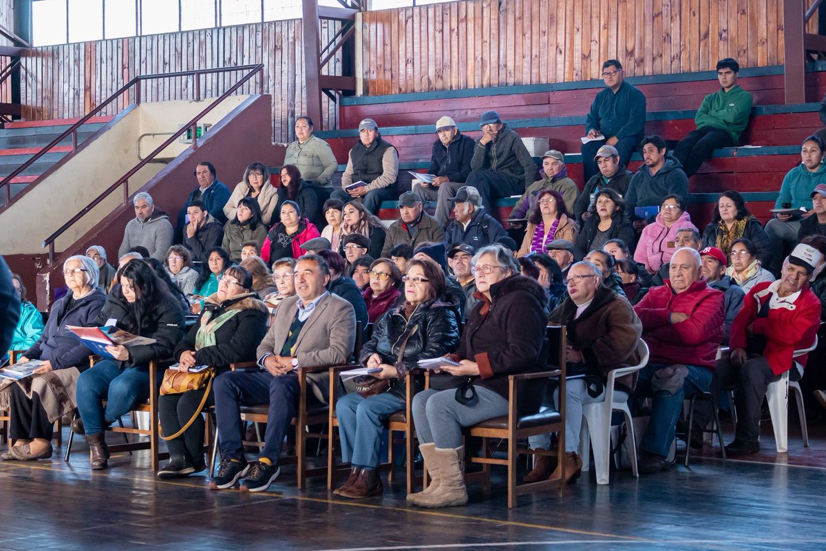 El equipo de organizaciones comunitarias junto con capacitar sobre el proceso de Concurso de Subvenciones 2023, entregaron las carpetas con las bases, anexos y formulario de rendición a los dirigentes de las distintas organizaciones comunitarias y comunidades indígenas