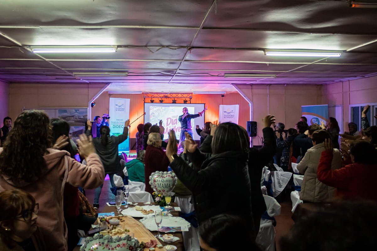 Celebración día de la Madre en Barros Arana , instancia donde se reconoció a  madres que se han esforzado intensamente para el proceso de sus hijos