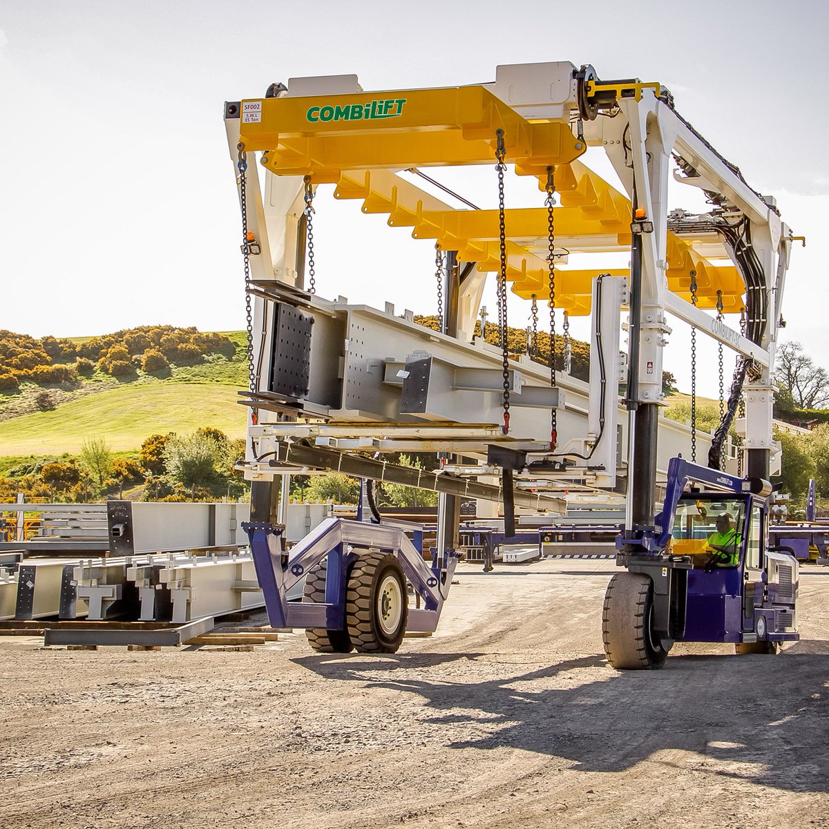 Conçu pour révolutionner la logistique, le #Combilift SC est une force inégalée dans la manutention de longue charge. Avec sa capacité de levage impressionnante et sa capacité à chevaucher les conteneurs, il assure un transport efficace et sûr de vos charges les plus longues.
