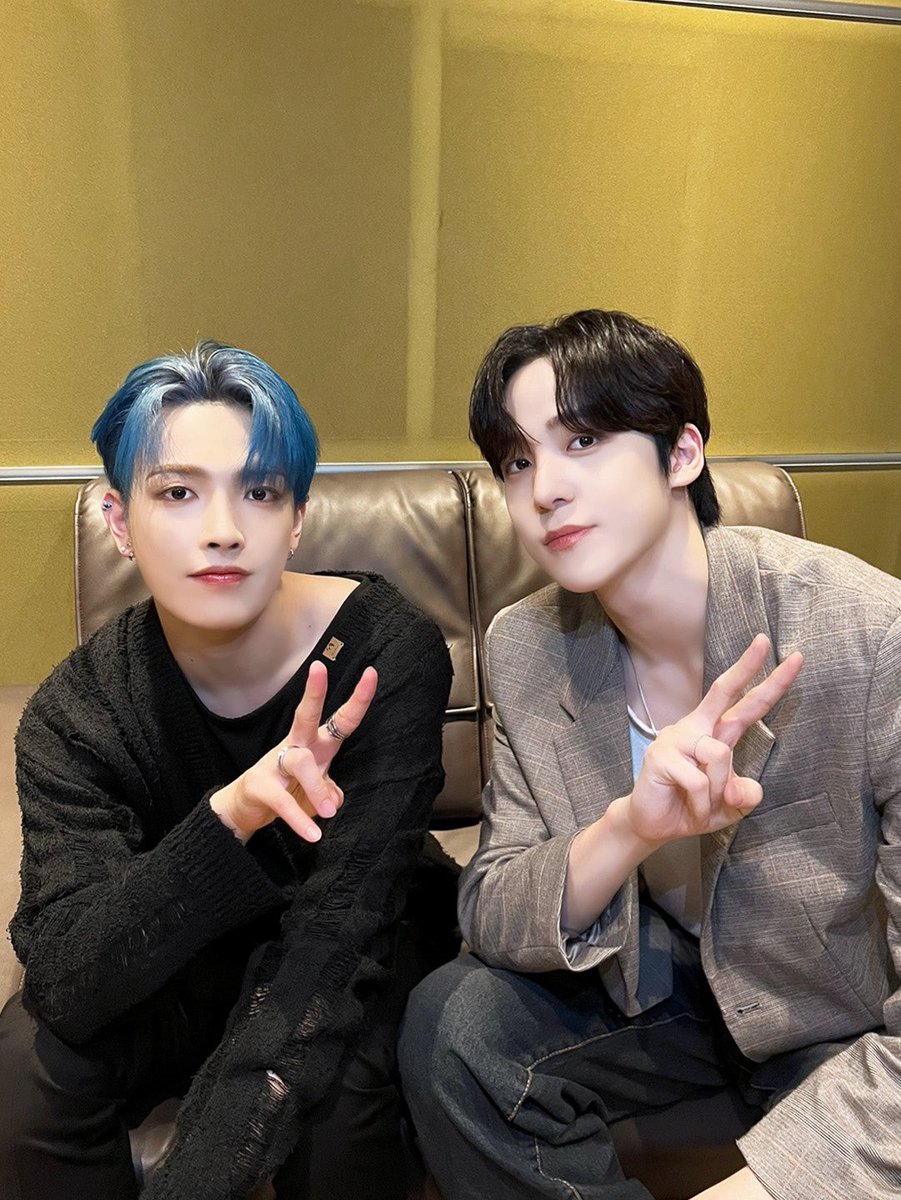 ATEEZofficial's tweet photo. [📷] '아이돌라디오' 홍중,윤호 DJ Behind Photo 
⠀
에이티니 절대 지켜!😤
언제나 에이티니에게 힘이 되고 싶은
히어로 댕쭝디의 멋진 모습 보고 가세요👀✨
⠀
#아이돌라디오 #ATEEZ #에이티즈 https://t.co/O2JnkH0gf6