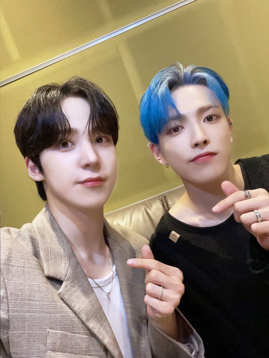 ATEEZofficial's tweet photo. [📷] '아이돌라디오' 홍중,윤호 DJ Behind Photo 
⠀
에이티니 절대 지켜!😤
언제나 에이티니에게 힘이 되고 싶은
히어로 댕쭝디의 멋진 모습 보고 가세요👀✨
⠀
#아이돌라디오 #ATEEZ #에이티즈 https://t.co/O2JnkH0gf6