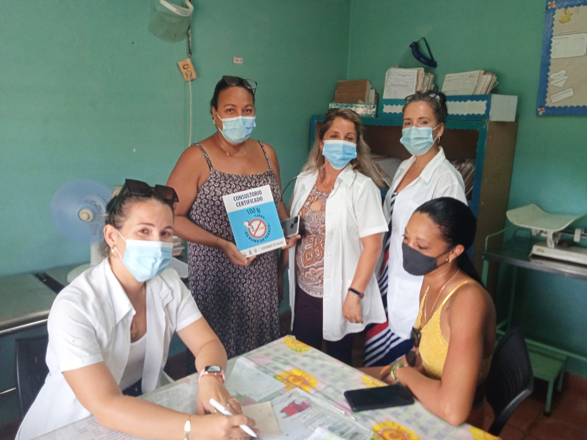 DraLiss8's tweet photo. Declarando consultorio medico de la familia de marti libre de humo con el equipo de pro salud https://t.co/lRI88E5NsJ