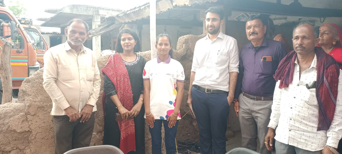 આજરોજ રાણપુર તાલુકાની મુલાકાત દરમિયાન પાણવી ગામની દીકરી કાજલબેન બોળીયા કે જેઓ પેરાલીમ્પિકની બાસ્કેટ બોલની રમતમાં  પસંદગી પામેલ છે અને આગામી સમયમાં જર્મની ખાતે રમવા જનાર છે. રૂબરૂ તેમના ગામ ખાતે મુલાકાત લઈ બોટાદ અને ભારતનું નામ રોશન કરે તેવી શુભેચ્છાઓ પાઠવી. (1/1)