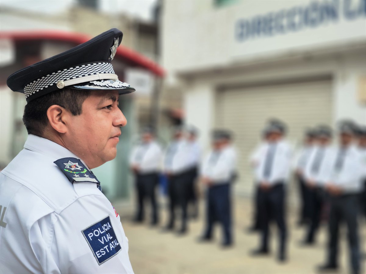 ToryLopezS's tweet photo. En la @PolVial_GobOax, junto a mis compañeras y compañeros rendimos honores nuestra Bandera Nacional, símbolo que representa los valores, identidad y la historia de nuestro pueblo, refrendando el compromiso de trabajar en este Nuevo Pacto Social por la transformación de #Oaxaca. https://t.co/c9frqY241C