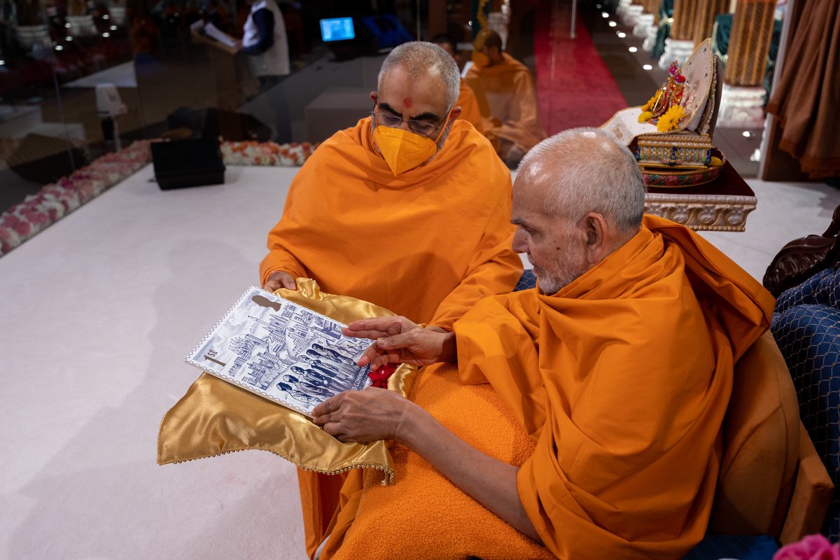 The new Coronation ‘Diversity & Community’ stamp featuring Neasden Temple was presented to HH #MahantSwami Maharaj. We thank @RoyalMail, Andrew Davidson and Ian Chilvers for selecting #NeasdenTemple. We are truly honoured to be featuring on this historic stamp.