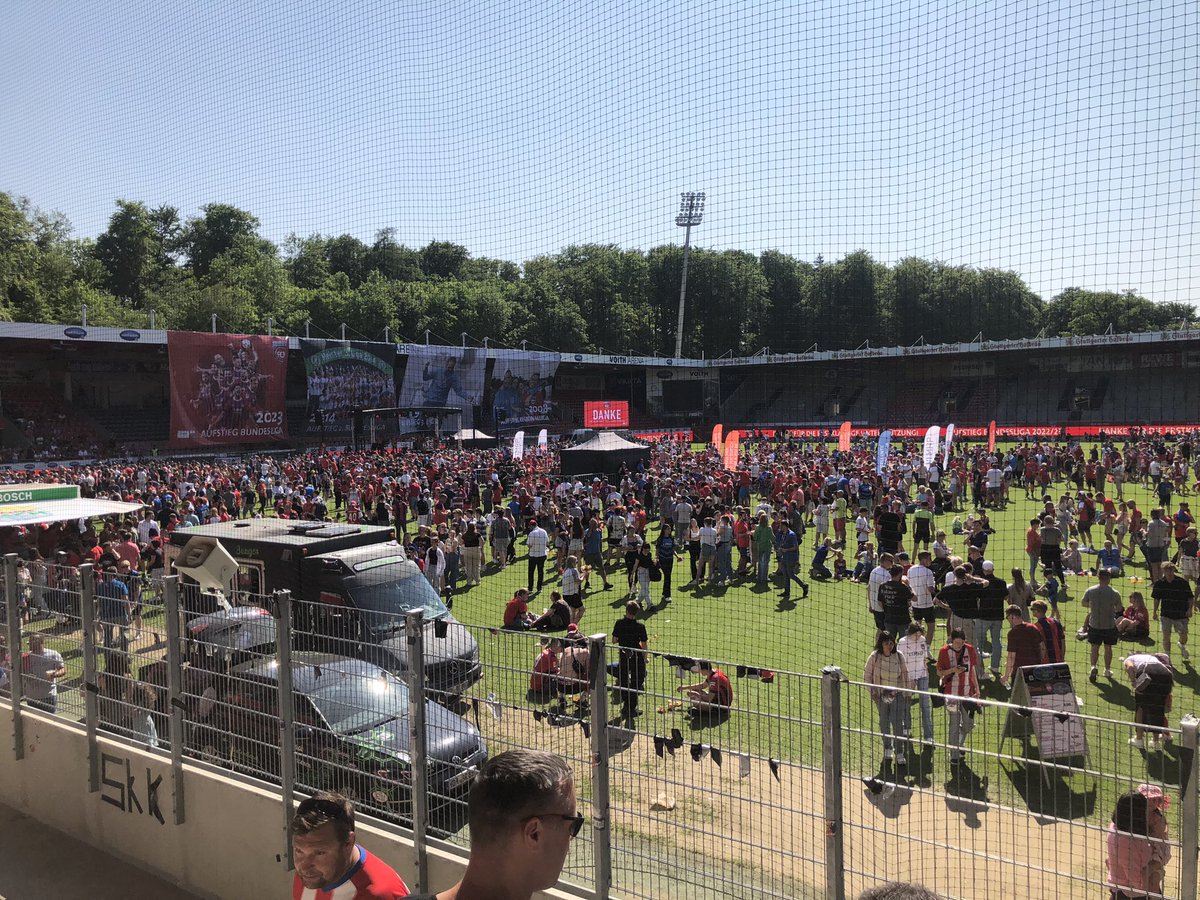 Barkingrunner's tweet image. when the club next door gains promotion to the Bundesliga and offers pints for free 👏🏼