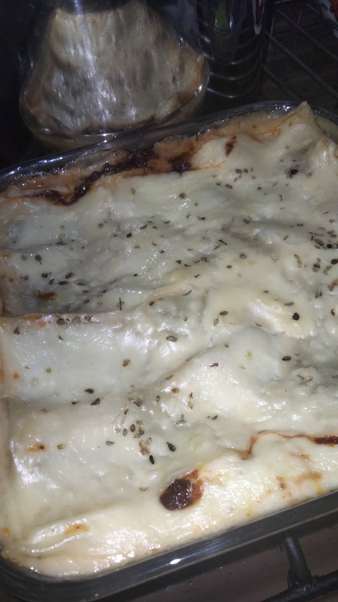 farahdinap's tweet photo. Today's #afterworkproject is making lasagna! Aesthetically unpleasing but the taste is a chef's kiss🤌 https://t.co/VQh5u87vUH