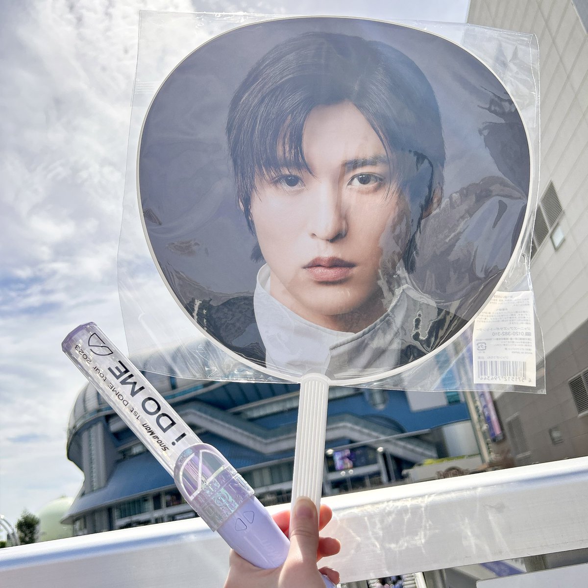 meme_627743's tweet photo. 京セラ最終日に参戦してきました💭☃️
初スノ参戦でまさかのアリーナ席だったので肉眼でスノを楽しむことができました🎧
生のめめちゃんはテレビで見る以上にかっこ良かった🖤
Cryoutは人気曲だけあって会場が盛り上がった🔥
落下物大事にします🥹
#SnowMan1stDOMEtour2023iDOME
#SnowMan #目黒蓮 https://t.co/uIVCMNzvwO