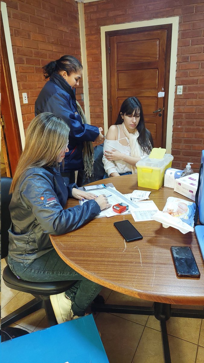 rpimnes's tweet photo. 📍Esta mañana, el equipo del Departamento de Inmunizaciones nos estuvo visitando colocando las vacunas antigripal y neumocócica y contra COVID 19. https://t.co/fjVJGXERcW